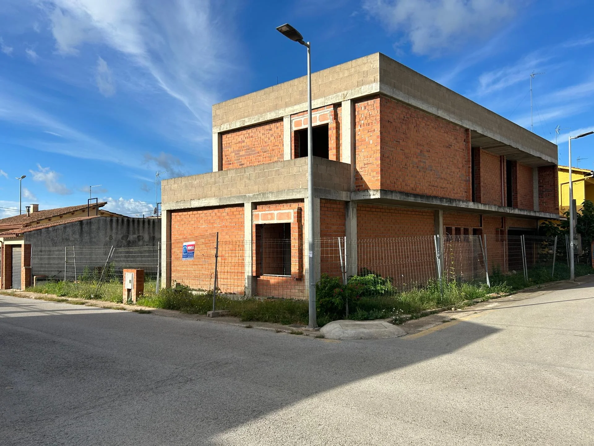 Parcela urbana con estructura terminada
