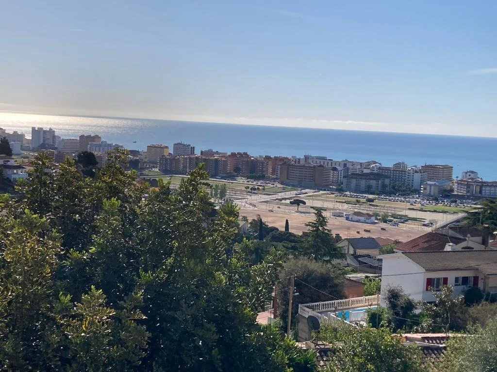 Solar urbano cerca del mar con vistas