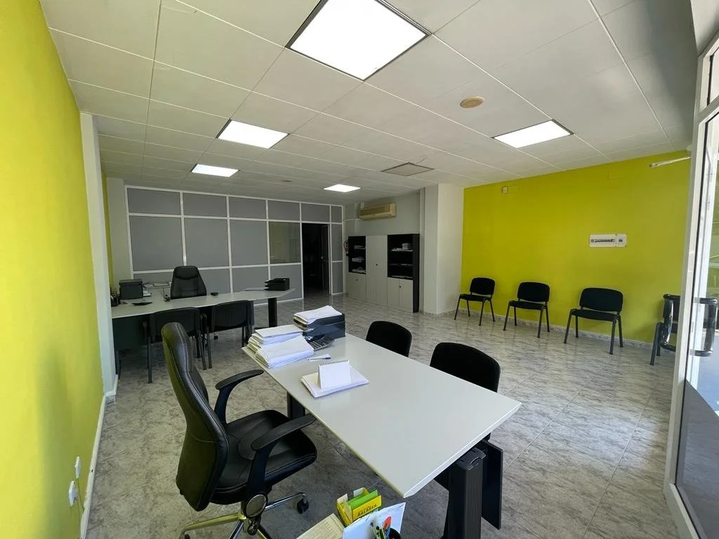 Local comercial en buen estado con terraza