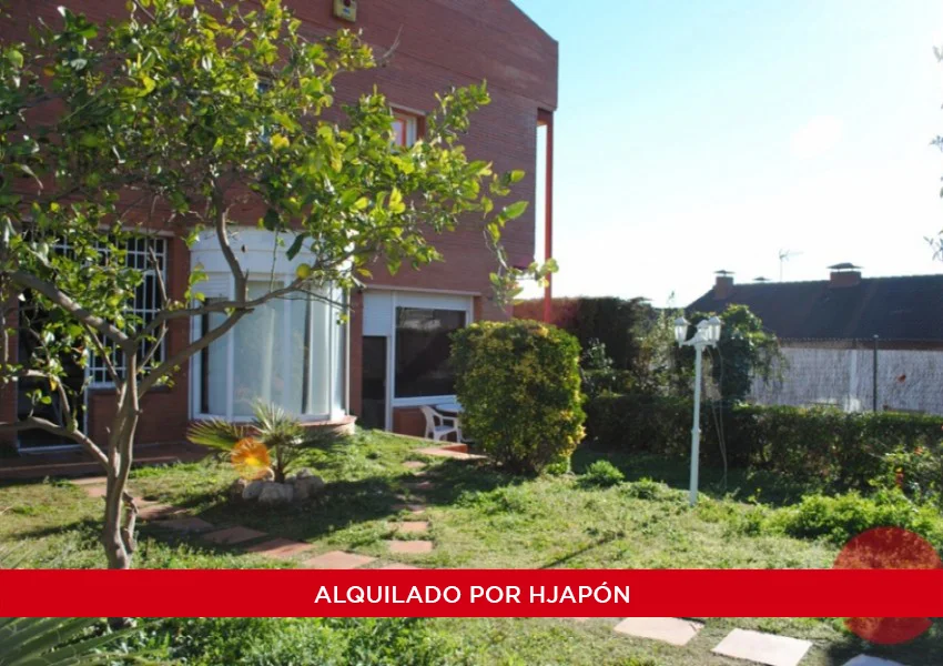Casa esquinera alquilada con vistas al mar