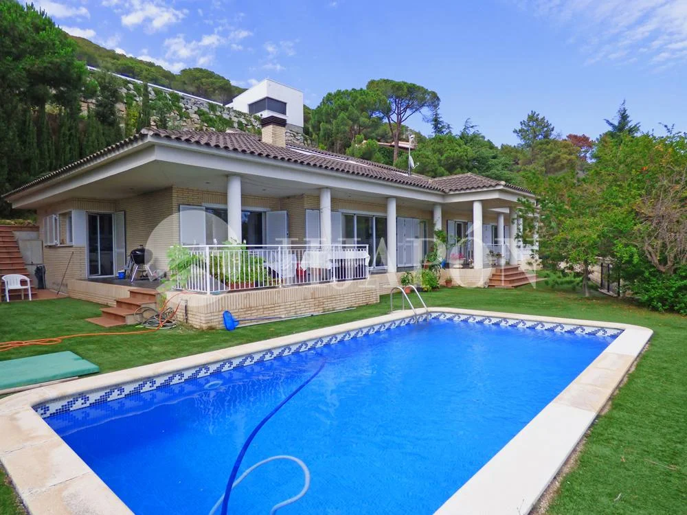 Villa con piscina y vistas al mar en Cabrils