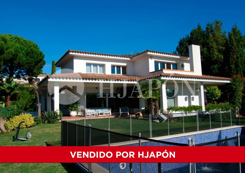 Villa de lujo con piscina y vistas al mar