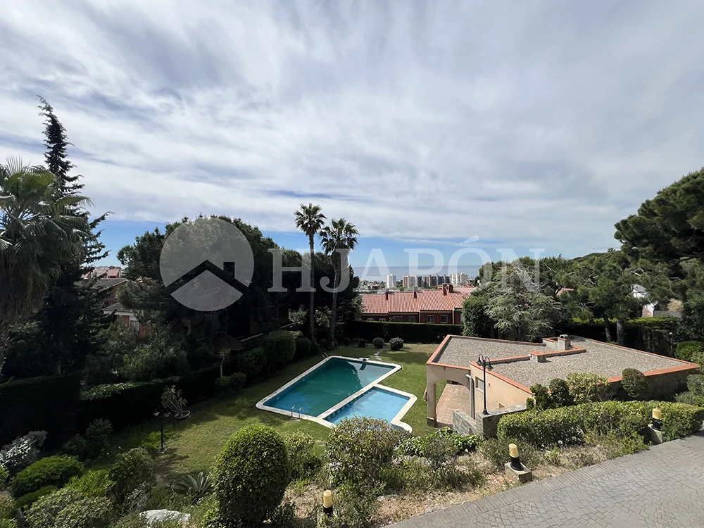 Casa en Teià con vistas al mar y piscina comunitaria