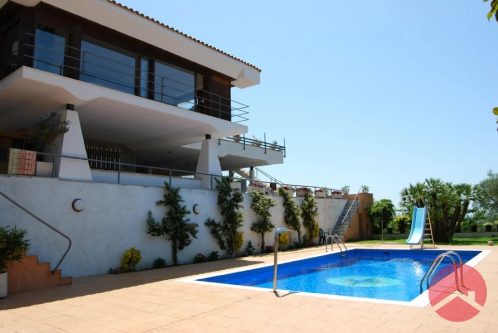 Sea-view chalet in Alella with pool