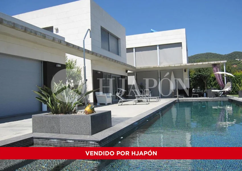 Smart villa in Cabrils, heated pool
