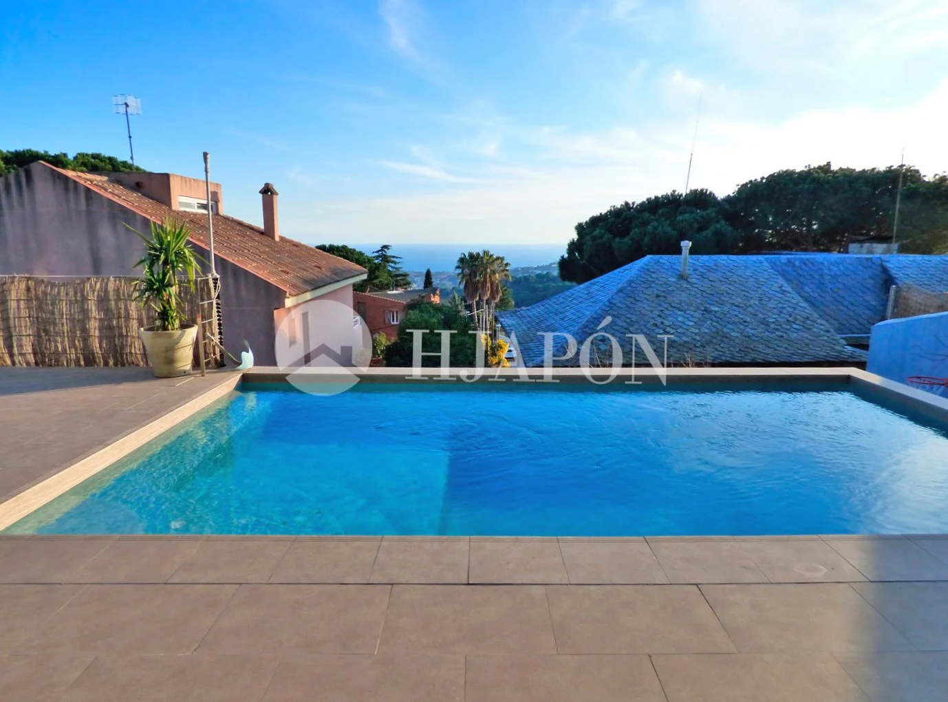 Sea-view villa with independent apartment