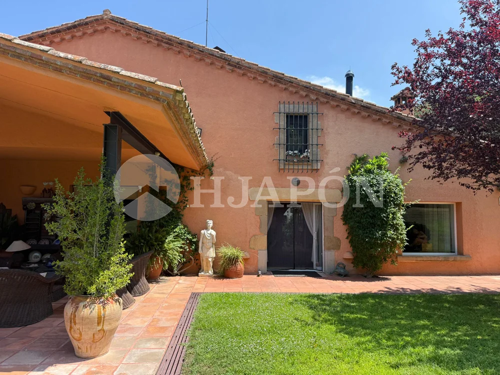 Gran masía con bosque privado