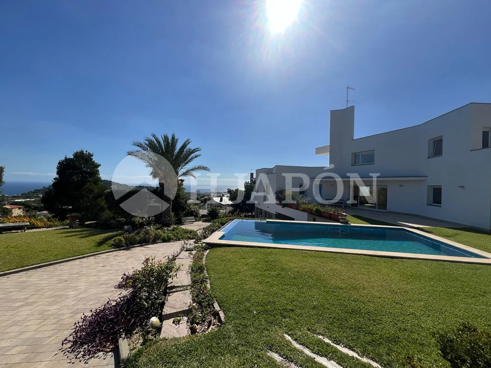 Gran villa en Tiana con piscina privada