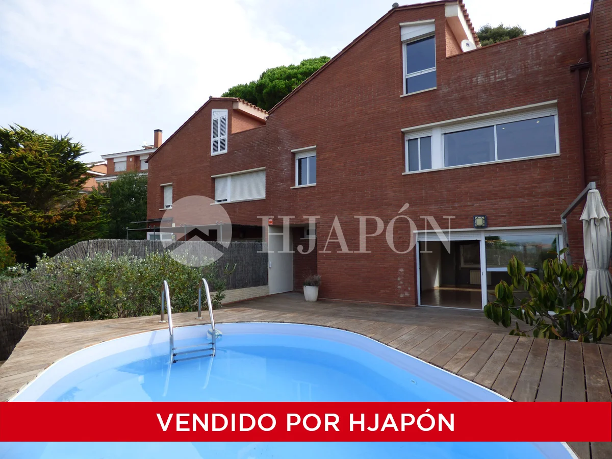 Sea-view townhouse with private pool