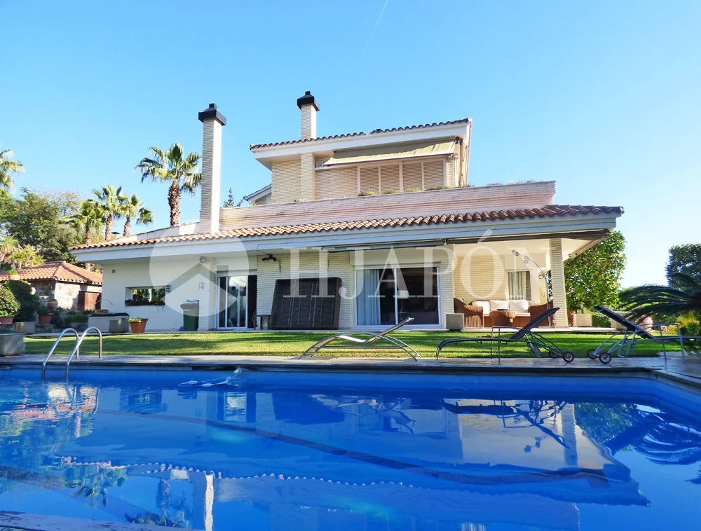Luxury villa in Can Teixidó, six bedrooms