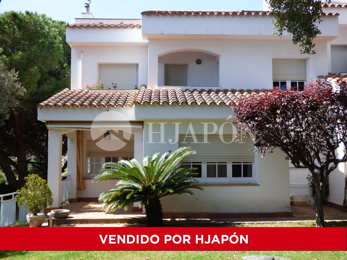 Casa pareada en Masnou de cuatro dormitorios con vistas al mar