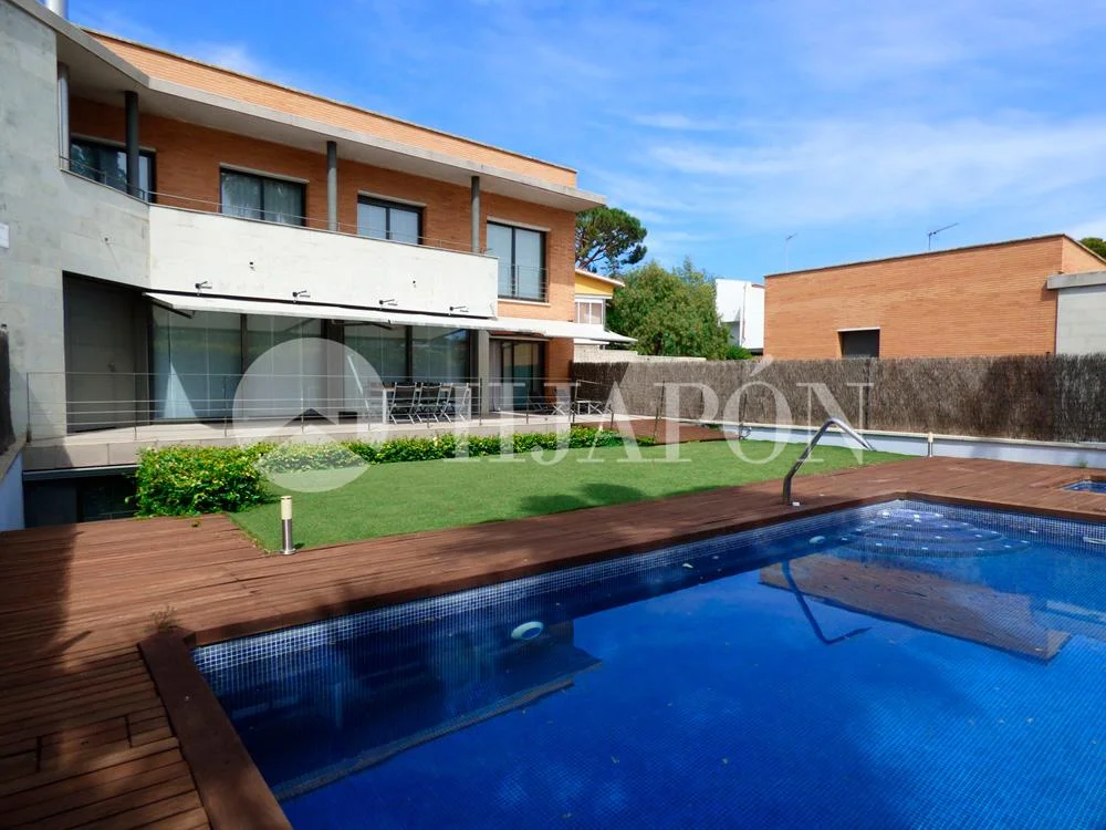 Private-pool house near Alella coast