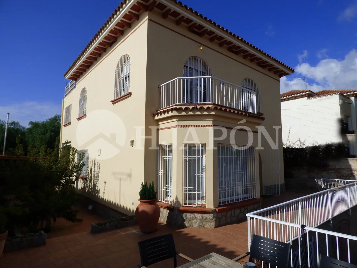 Casa reformada junto al mar con jardín privado