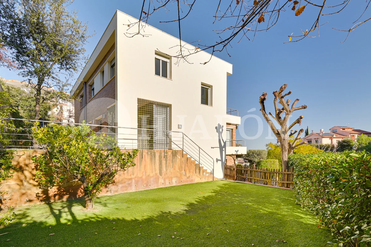 Casa de cuatro dormitorios en Teià con vistas al mar