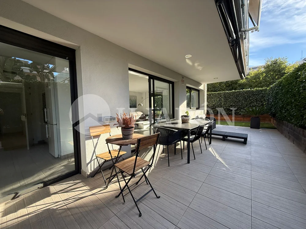Piso de cuatro habitaciones con jardín en Tiana