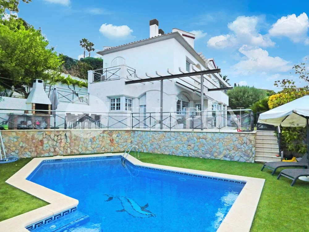 Coastal villa with pool, 5 bedrooms