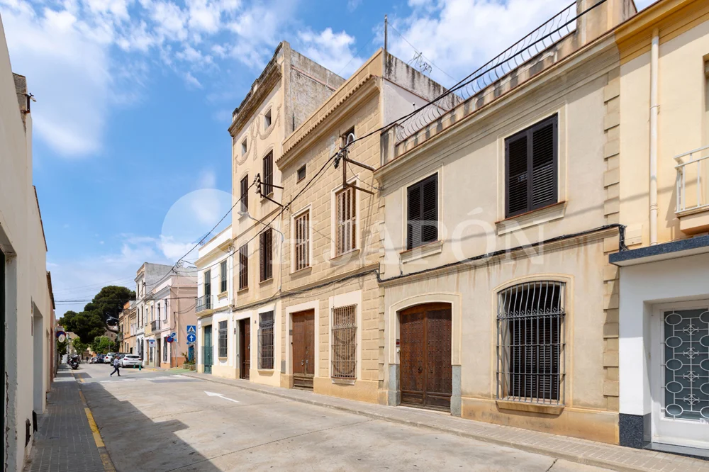 Casa histórica de tres plantas cerca del mar