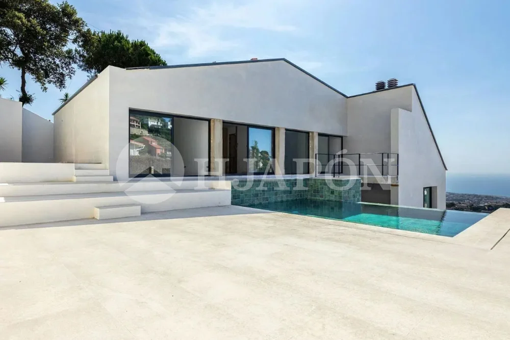 Sea-view Alella villa, four bedrooms