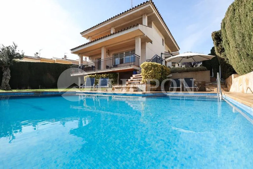 Sea-view Alella house, 6 bedrooms