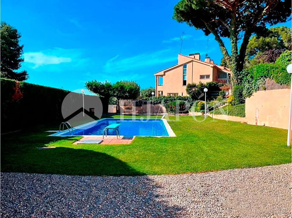 Reformed townhouse with communal pool