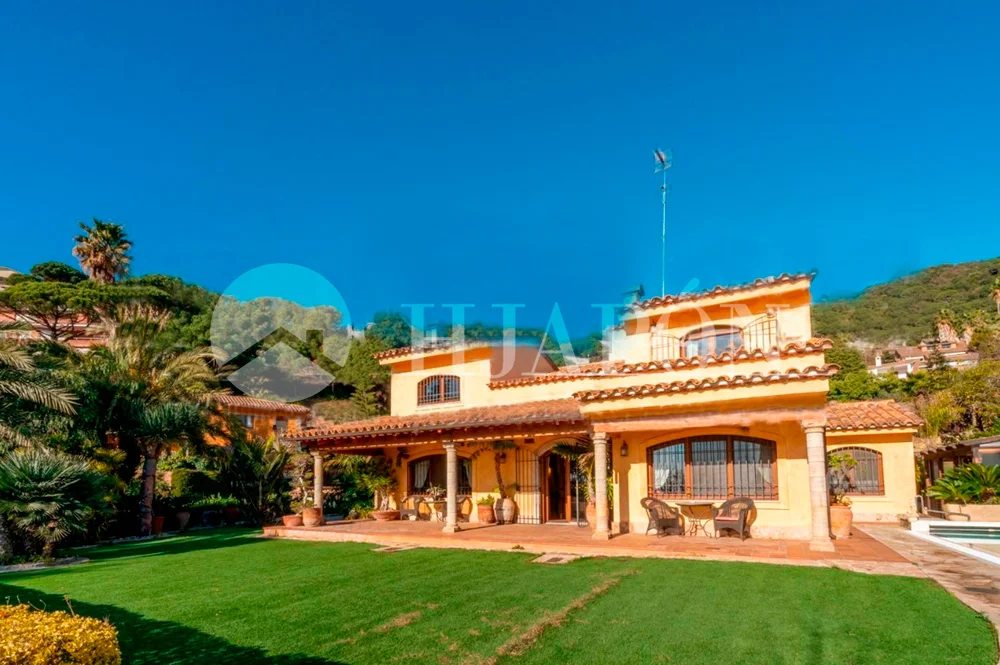 Sea-view villa in Cabrils, 4 bedrooms