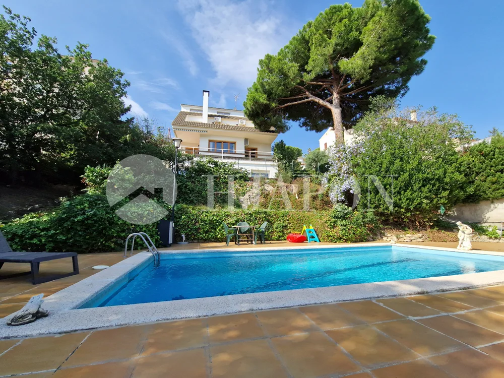 Casa familiar con piscina y vistas al mar