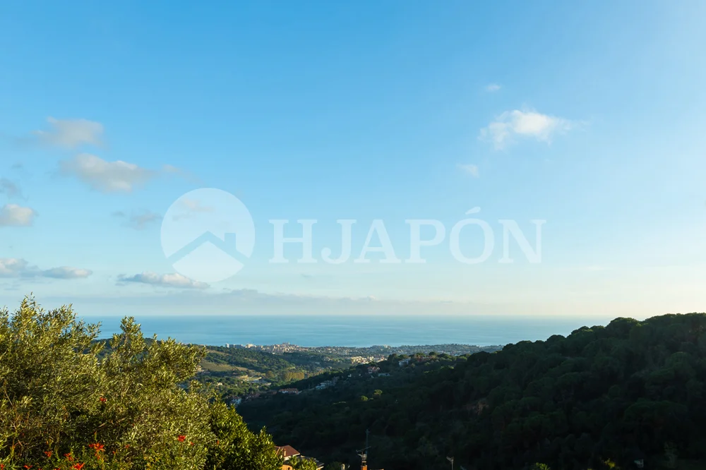Sea-view Alella house with private pool