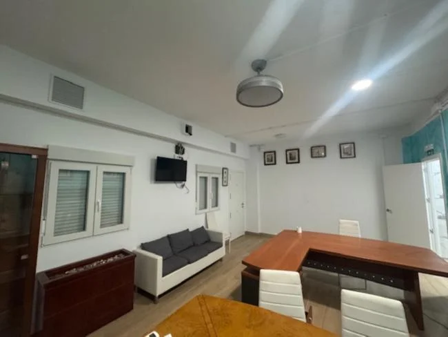 Equipped office with 50 m² workspace