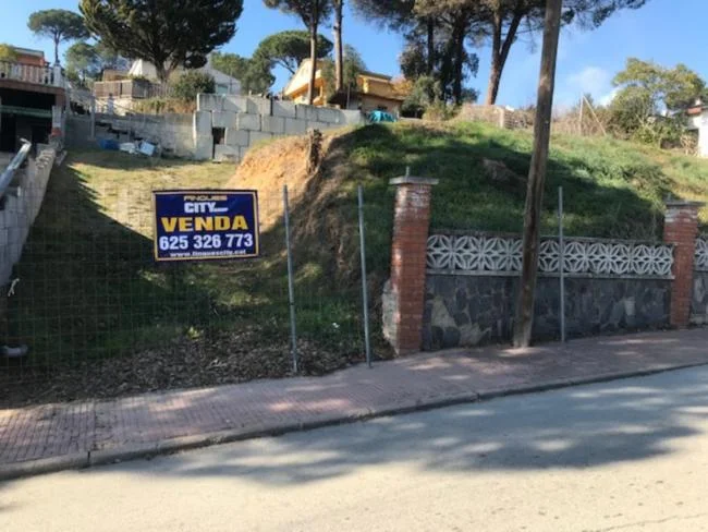 Parcela urbana con piscina y anteproyecto