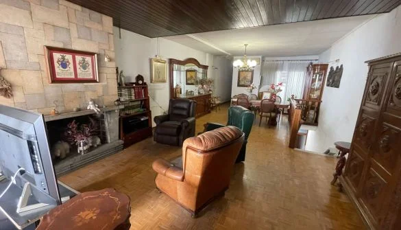 Reformable Tordera house with commercial unit