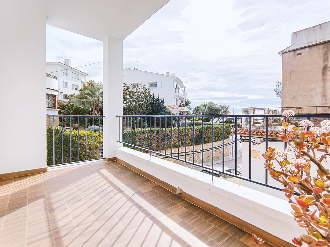 Bright exterior flat with sea views