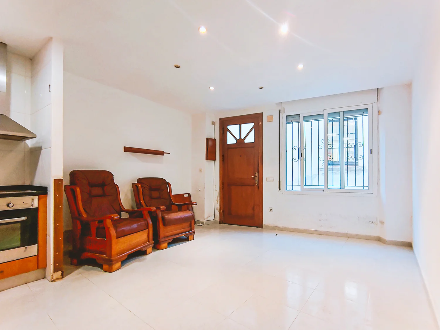 Central ground-floor flat near beach