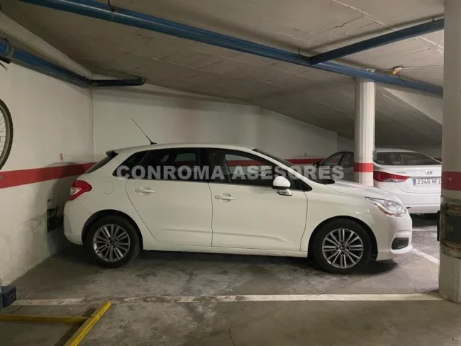 Plaza céntrica con espacio de almacenamiento