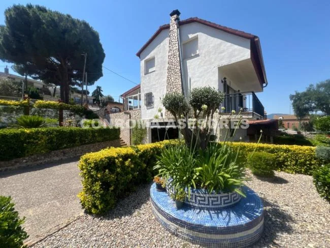 Spacious Tordera chalet, 4 bedrooms