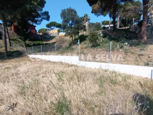 Flat urban plot with open views