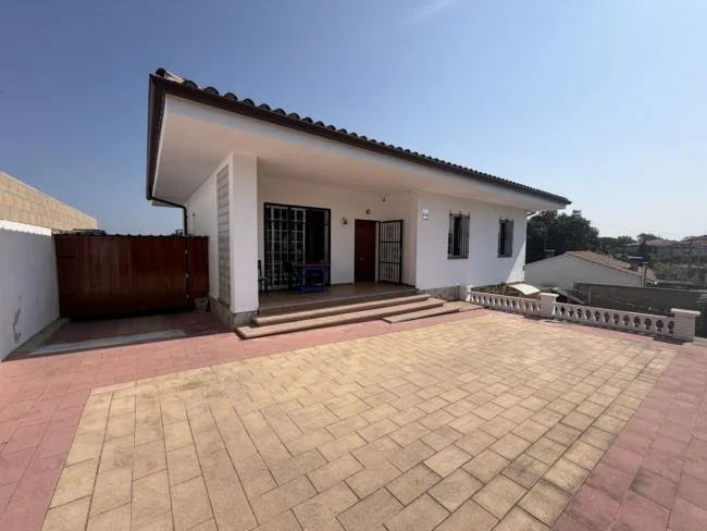 Gran casa de cinco dormitorios con piscina