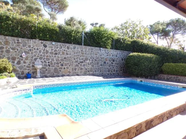Casa cuidada con piscina y terreno