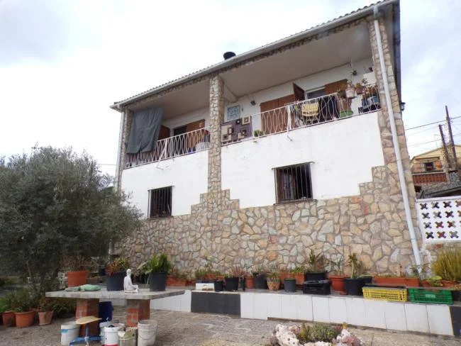Casa de dos plantas con gran parcela
