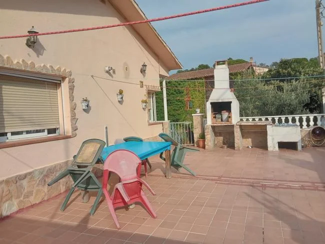 Casa elevada con gran parcela