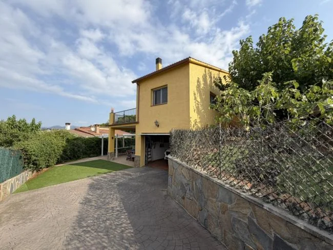 Casa equipada de dos plantas con piscina