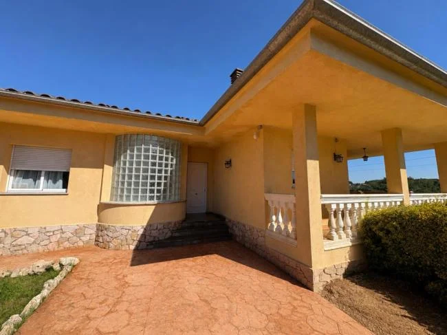 Casa amplia con piscina y jardín