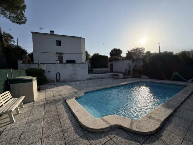 Casa con piscina privada y parcela de 874 m²