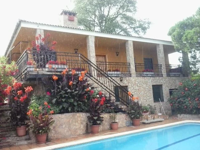 Casa de cuatro habitaciones con piscina privada