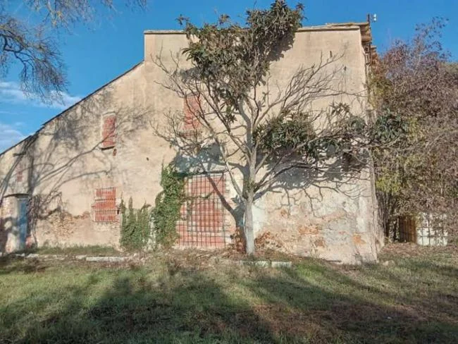 Urban masia with 7,500 m² plot