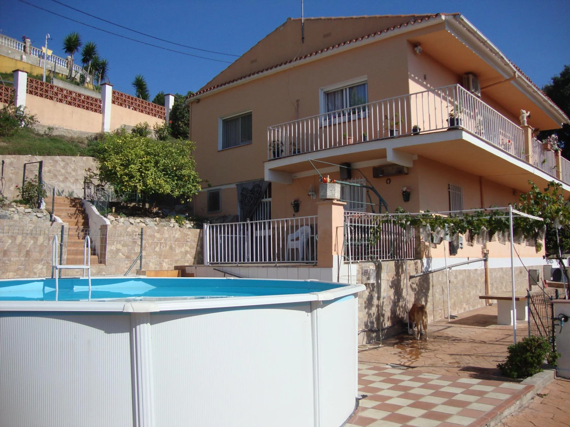 Amplia casa de cinco habitaciones con piscina