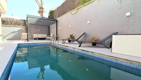 Casa adosada esquinera reservada con piscina privada