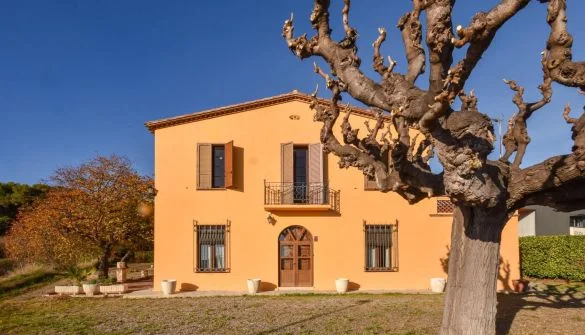 Masía histórica costera con seis habitaciones