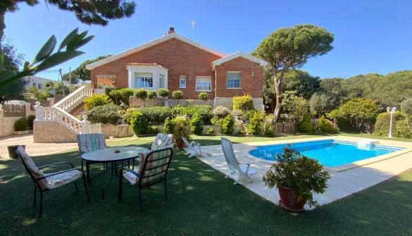 Chalet con vistas al mar y piscina