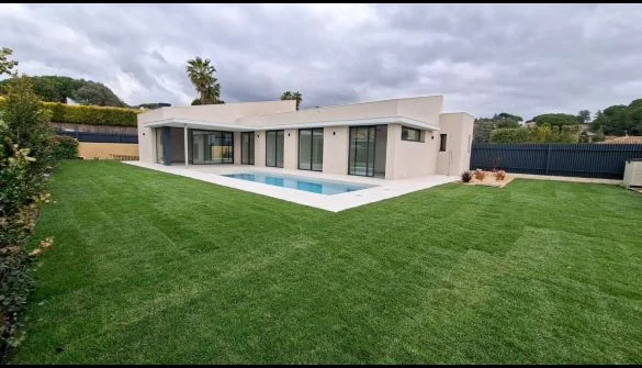 Chalet de obra nueva con piscina privada