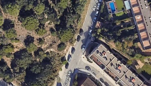 Large coastal plot near town centre